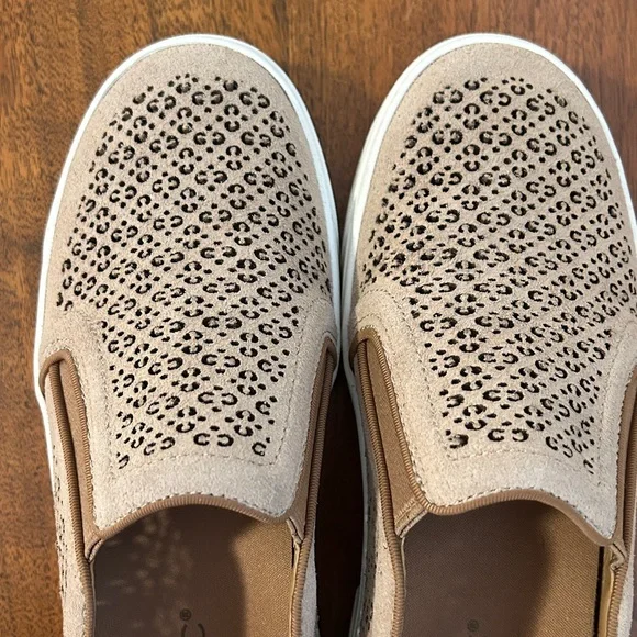 Vionic Beige Perforated Slip-On Shoes. Size 7.5 - Picture 4 of 9